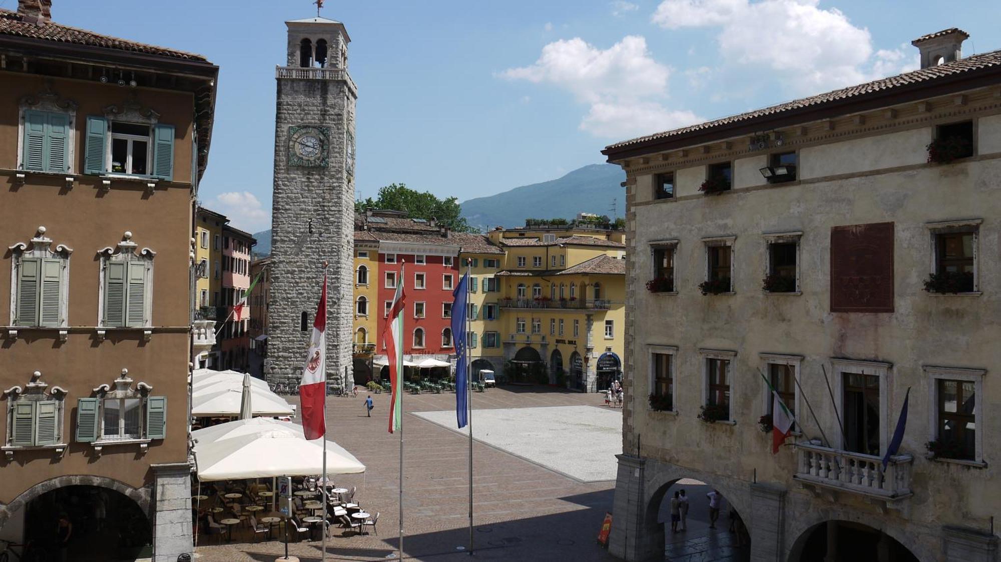 Hotel Portici - Romantik & Wellness Riva del Garda Bagian luar foto
